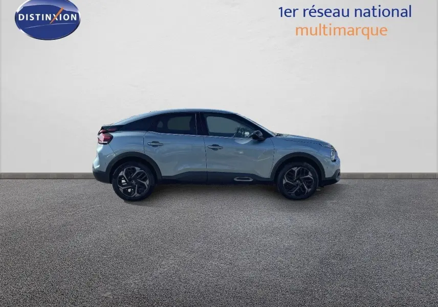 Profil droit d'une Citroën C4 1.2 PureTech 130ch bleu Iceland Metal avec jantes noires bicolores sur fond neutre.