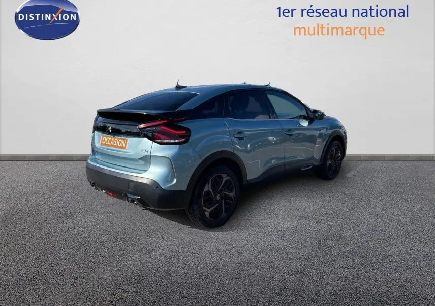 Citroën C4 bleu Iceland Metal vue 3/4 arrière droit avec feux LED et jantes noires biton.