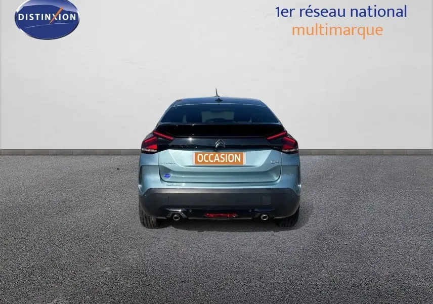 Vue arrière d'une Citroën C4 1.2 PureTech 130ch bleu Iceland Metal avec double sortie d'échappement et feux LED.