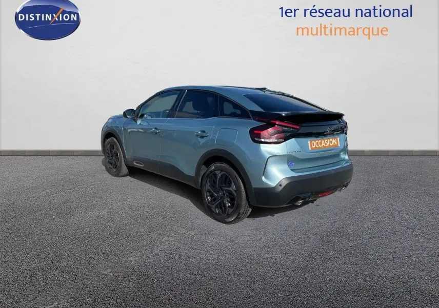 Citroën C4 bleu Iceland Metal en 3/4 arrière droit, avec toit noir et jantes noires contrastantes.