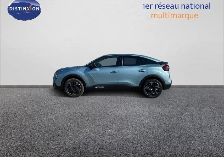 Profil côté gauche d'une Citroën C4 2021 bleu Iceland Metal avec jantes noires et toit noir contrasté.