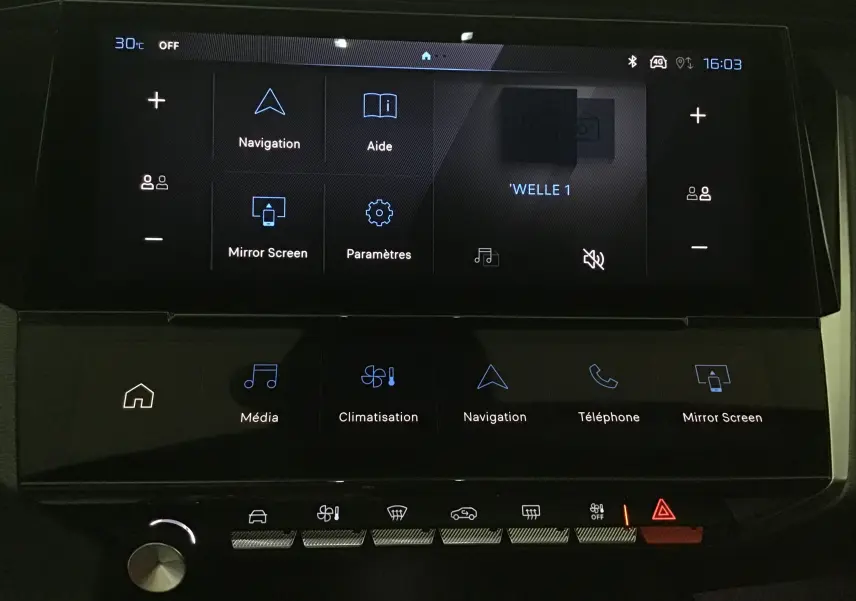 Écran tactile central de la Peugeot 308 gris Selenium montrant les menus navigation, média et climatisation.