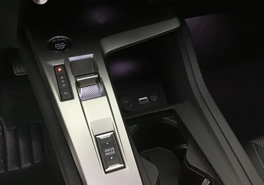 Vue rapprochée de la console centrale de la Peugeot 308 gris sélénium, avec levier de vitesses automatique et bouton Drive Mode.