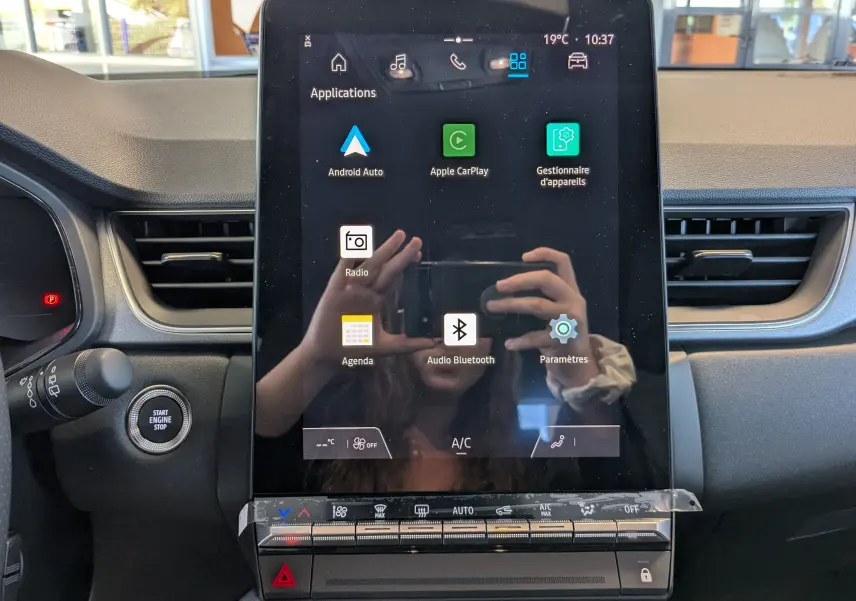 Écran tactile central vertical du tableau de bord du Renault Captur E-Tech 2025 avec commandes climatisation et multimédia.