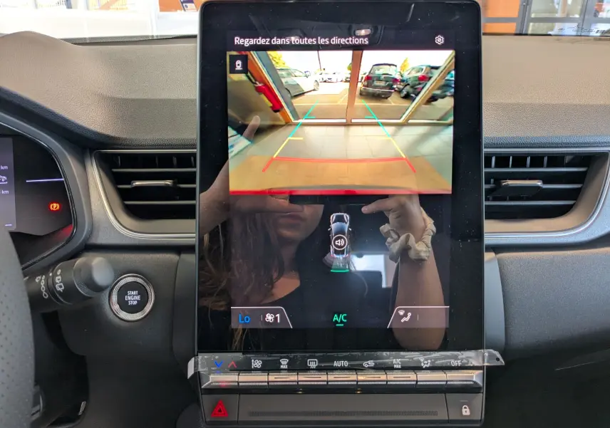 Écran central tactile du Renault Captur 2025 affichant la caméra de recul avec guidage de trajectoire.