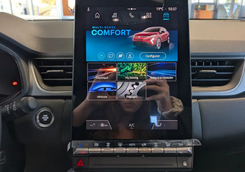 Écran tactile central du tableau de bord du Renault Captur E-Tech 2025 affichant le mode confort et les options de conduite.