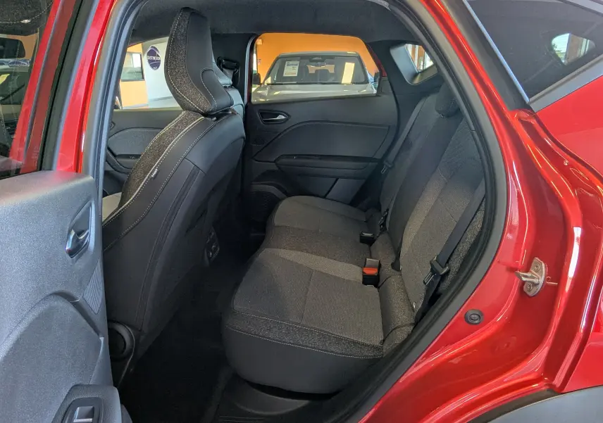 Vue intérieure côté gauche des sièges arrière gris du Renault Captur E-Tech Full Hybrid 160ch Rouge Flamme avec toit noir.