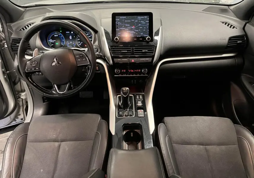 Intérieur noir du Mitsubishi Eclipse Cross 2022 vu de face, avec tableau de bord numérique et écran tactile central.