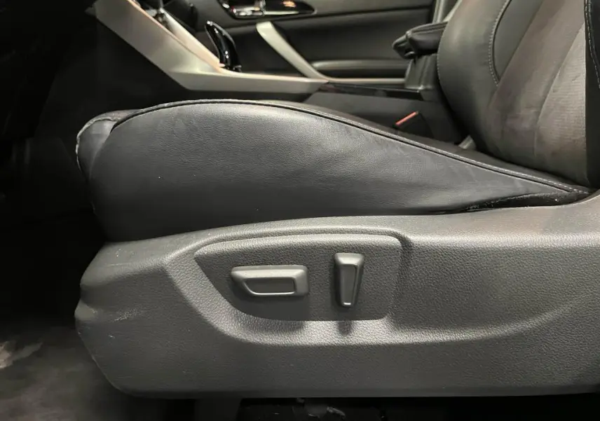 Gros plan sur les commandes électriques du siège conducteur noir du Mitsubishi Eclipse Cross 2022 hybride rechargeable.