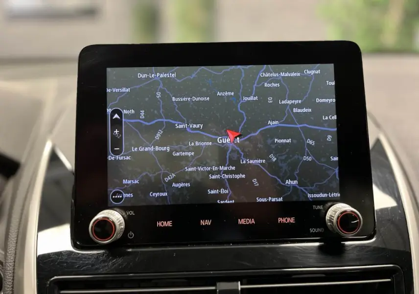 Écran tactile du système multimédia du Mitsubishi Eclipse Cross 2022 affichant une carte de navigation.
