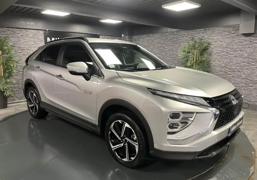 Mitsubishi Eclipse Cross gris métallisé en 3/4 avant droit, avec jantes alliage bi-ton et calandre noire brillante.