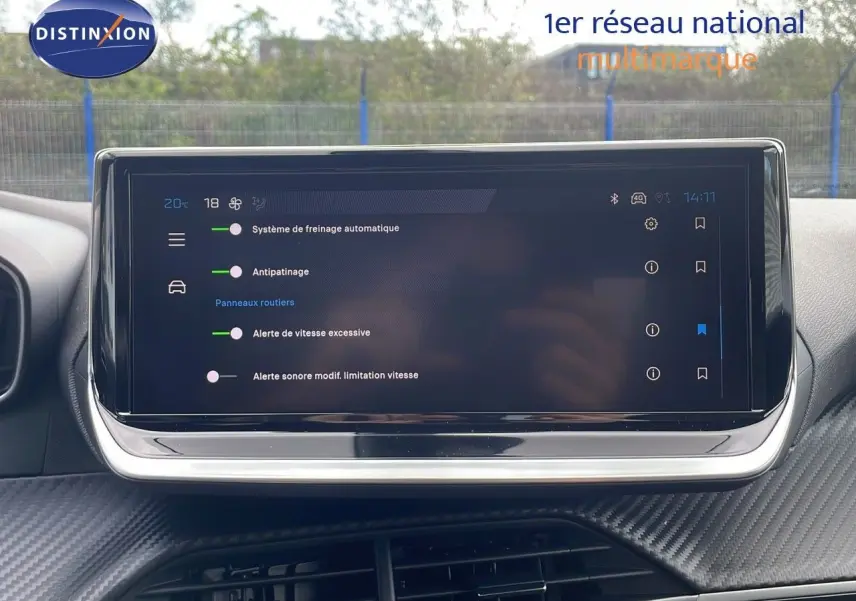 Écran tactile central affichant les aides à la conduite dans l'habitacle du Peugeot 2008 2024.