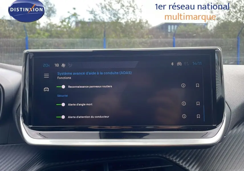 Écran tactile du système d'aide à la conduite dans l'habitacle d'une Peugeot 2008 bleu Vertigo Metal, vue de face.