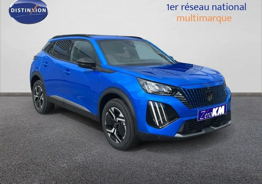Peugeot 2008 2024 bleu Vertigo en 3/4 avant droit, avec calandre noire et feux LED distinctifs.