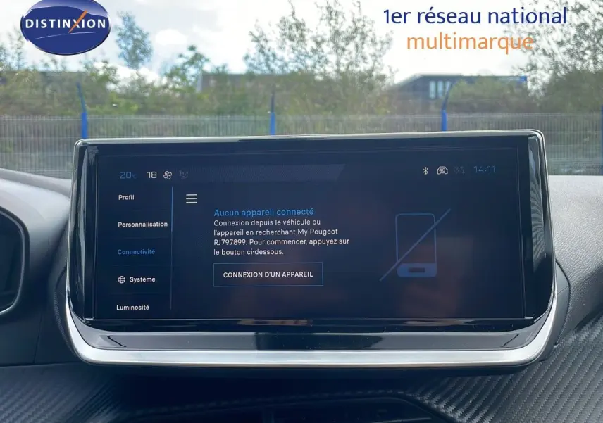 Écran tactile central du tableau de bord du Peugeot 2008 2024, affichant le menu de connexion d'appareil.