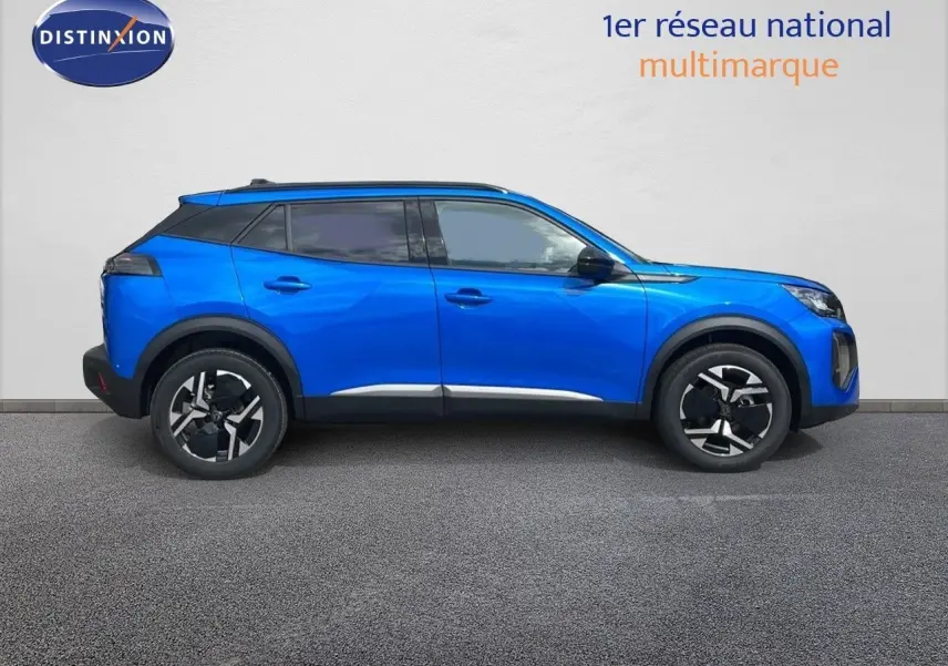 Profil droit d'un Peugeot 2008 bleu Vertigo Metal 2024 avec jantes alliage noires et toit noir contrasté.