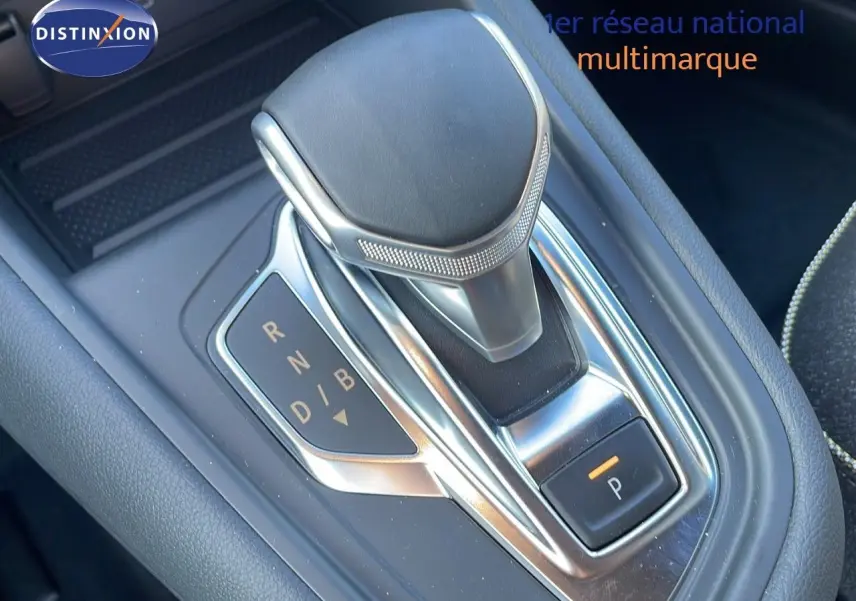 Le levier de vitesses automatique noir et chrome du Renault Captur E-Tech hybride vu en gros plan intérieur.