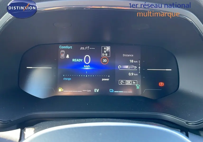 Tableau de bord numérique du Renault Captur E-Tech Hybrid 2025 affichant vitesse, mode confort et autonomie.