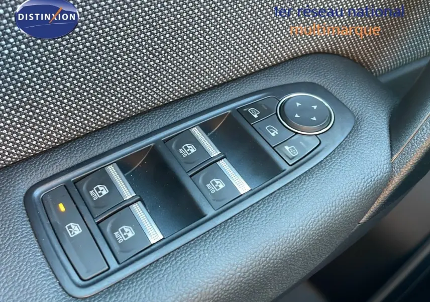 Panneau de commandes des vitres et rétroviseurs côté gauche du Renault Captur blanc nacré 2025.