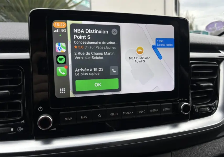 Écran tactile 8 pouces du KIA Stonic rouge 2020 affichant la navigation Apple CarPlay en intérieur.
