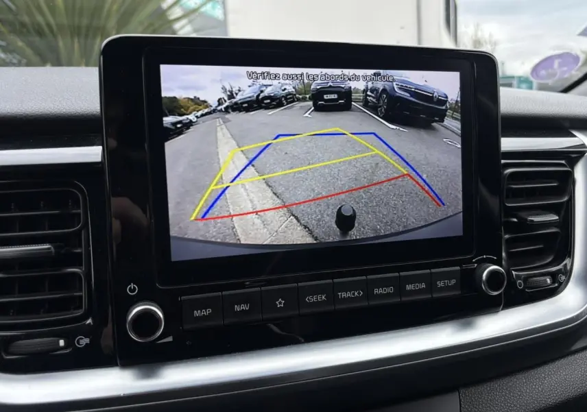 Affichage de la caméra de recul sur l'écran tactile du Kia Stonic rouge, vue intérieure du tableau de bord.