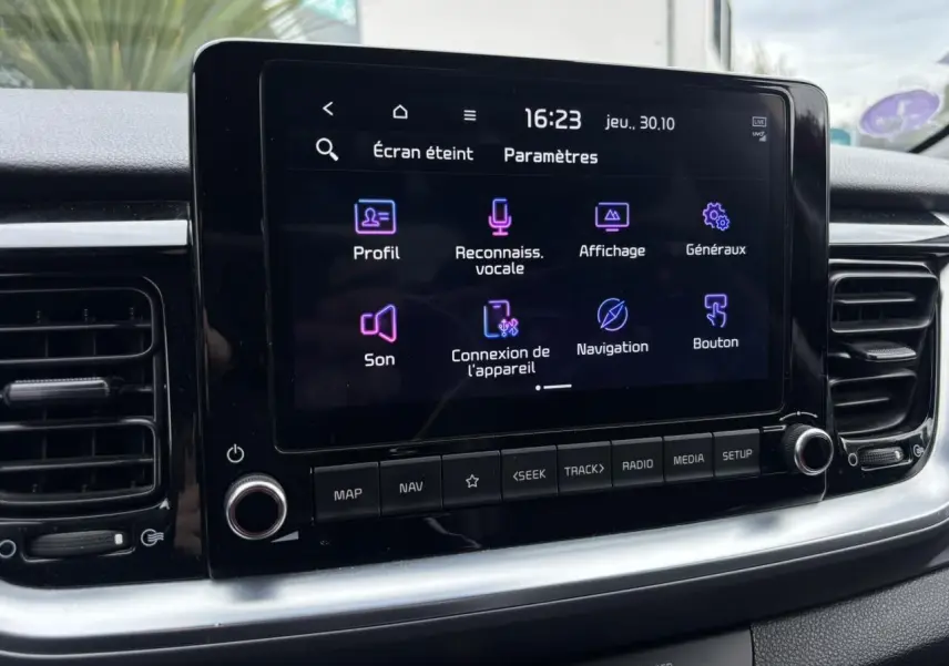 Écran tactile 8 pouces du système multimédia KIA Stonic 2020, affichant les paramètres de connexion et navigation.