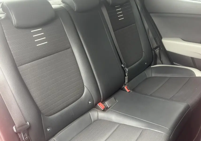 Vue rapprochée des sièges arrière noirs en tissu et cuir de la KIA Stonic, côté droit intérieur.