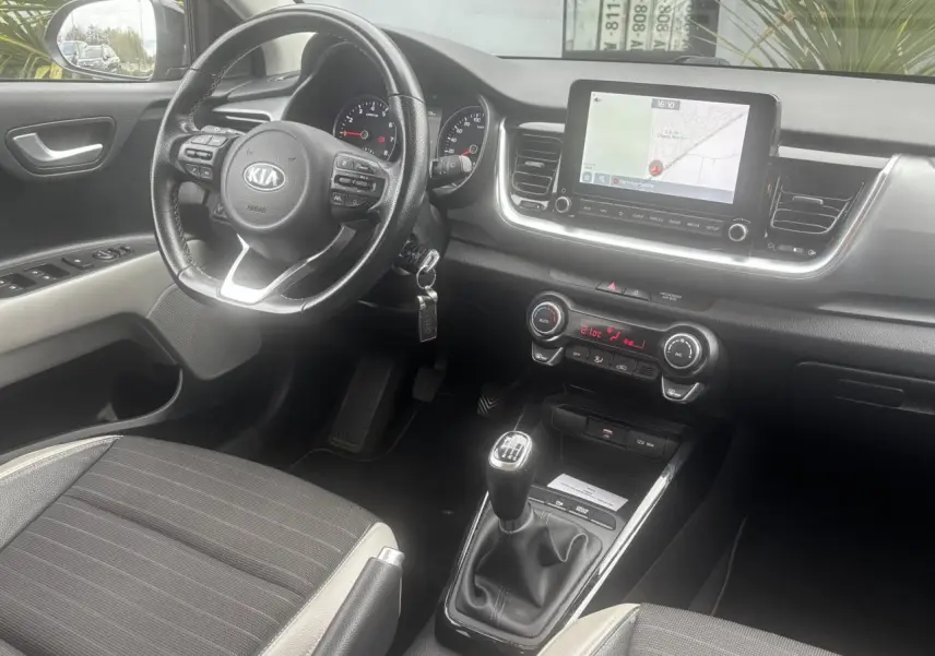 Vue intérieure côté conducteur du tableau de bord et levier de vitesses manuel du Kia Stonic 2020, finition Launch Edition.
