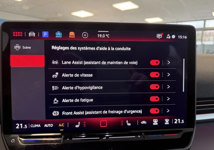 Écran tactile central du Volkswagen T-Roc noir intense 2026 affichant les réglages d’aides à la conduite.