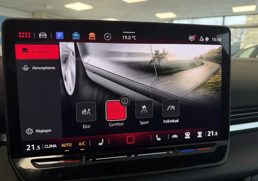 Écran tactile central du Volkswagen T-Roc noir intense 2026, affichant les modes de conduite avec sélection sur "Comfort".