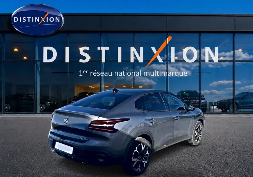 Citroën C4 X gris mercure vue 3/4 arrière droit, avec feux arrière LED et jantes alu distinctives.