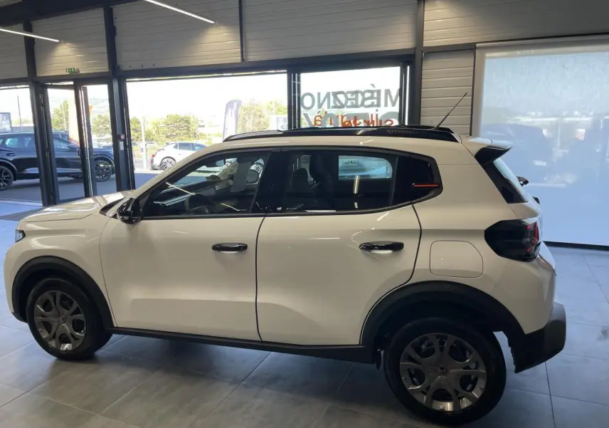 Citroën C3 blanc vue de profil côté gauche, avec barres de toit noir brillant et jantes 17 pouces Azurite.