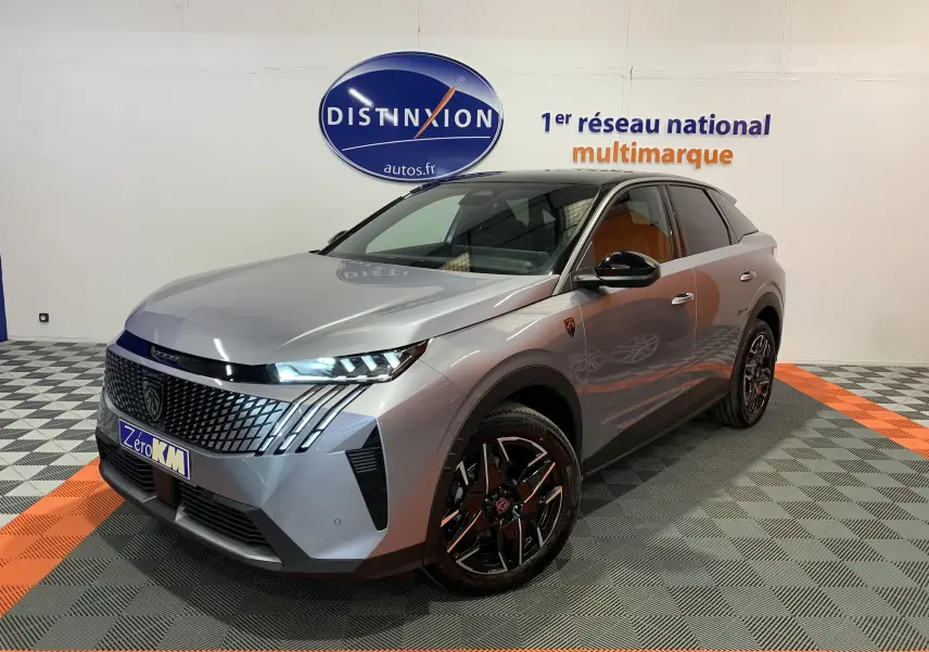 Peugeot 3008 III GT Hybrid 136 e-DSC6 gris Artense en 3/4 avant droit avec phares LED allumés et jantes noires.