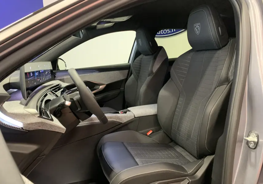 Intérieur du Peugeot 3008 III GT Hybrid 136 e-DSC6 vu côté conducteur, sièges noirs avec logo Peugeot brodé.