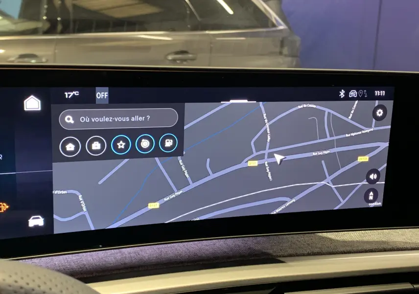 Écran tactile du système de navigation du Peugeot 3008 III GT Hybrid 136 e-DSC6 avec carte et options affichées.