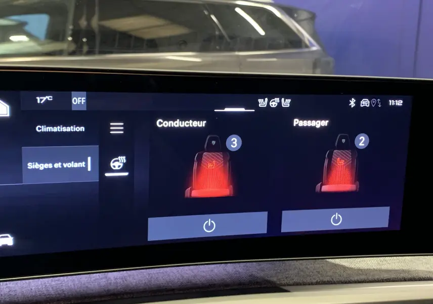 Écran tactile intérieur du Peugeot 3008 III GT Hybrid 136 montrant le réglage des sièges chauffants conducteur et passager.