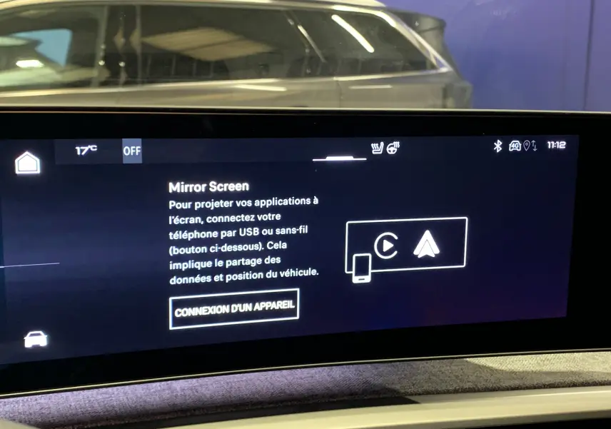 Vue intérieure du tableau de bord du Peugeot 3008 gris Artense 2025, écran tactile affichant la fonction Mirror Screen.