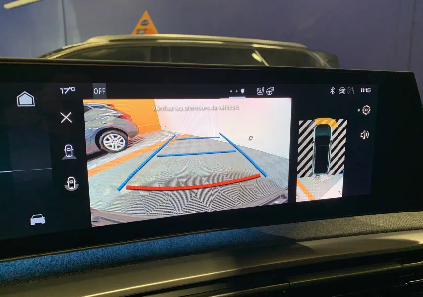 Affichage de la caméra de recul du Peugeot 3008 gris Artense, avec lignes de guidage et vue 360° sur l'écran intérieur.