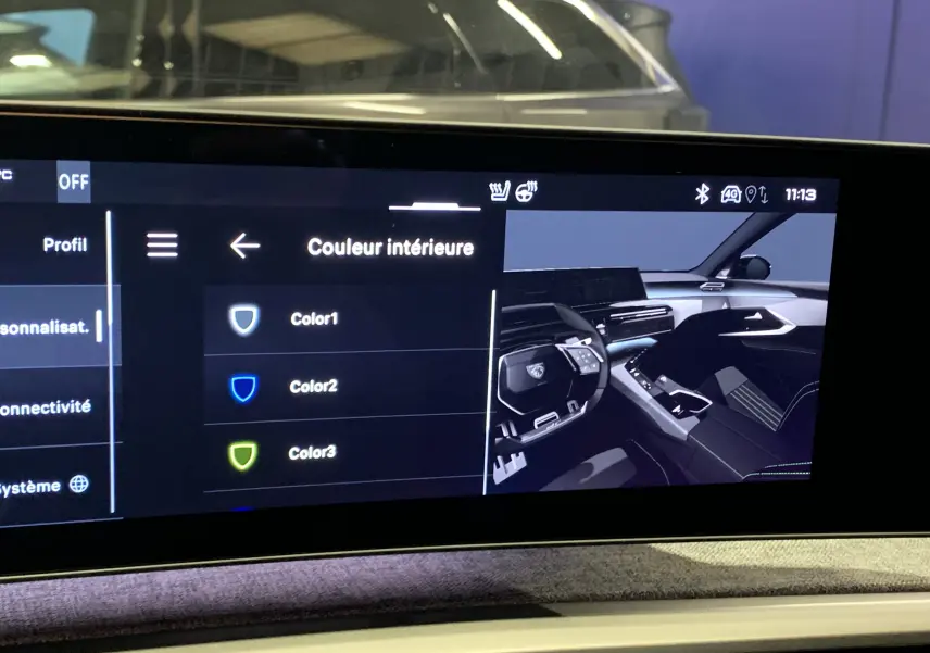 Écran tactile du Peugeot 3008 III GT Hybrid 136 e-DSC6 montrant la personnalisation de la couleur intérieure côté conducteur.
