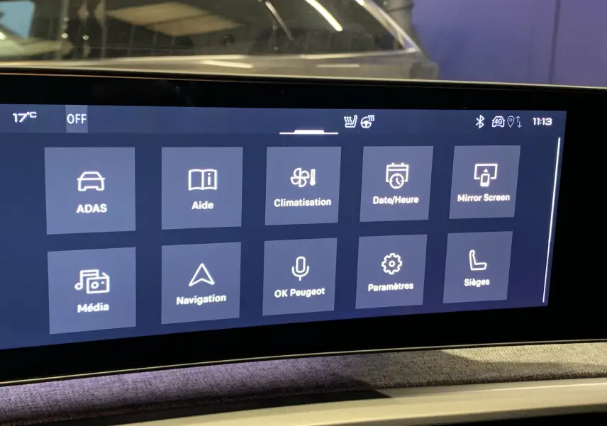 Écran tactile central du Peugeot 3008 III GT Hybrid 136 e-DSC6 affichant les options de climatisation, navigation et aides à la conduite.