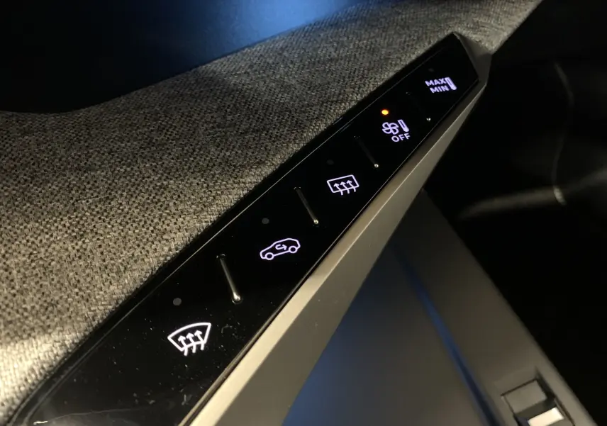 Détail des commandes de climatisation sur la porte côté gauche du Peugeot 3008 III GT Hybrid 136 e-DSC6 gris Artense.