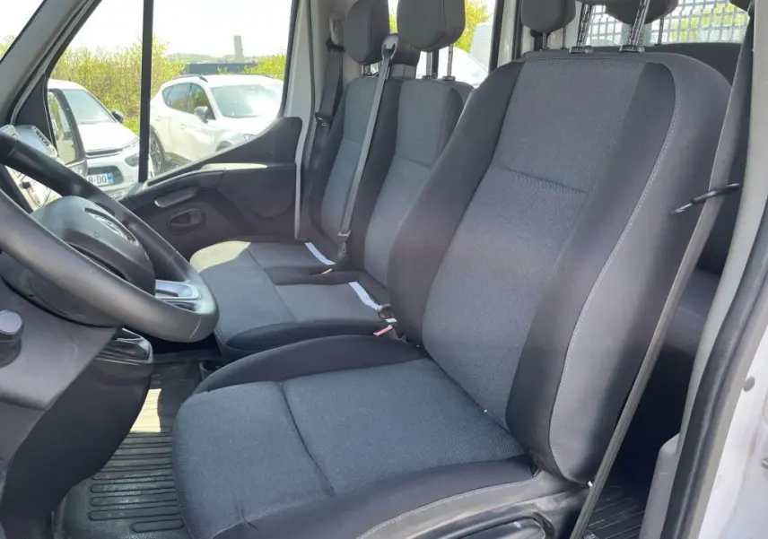 Intérieur du Renault Master Grand Confort 2020, vue latérale droite sur les sièges tissu carbone foncé et volant noir.