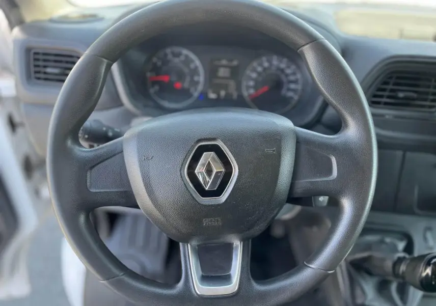 Volant noir Renault vu de face avec tableau de bord et compteurs flous en arrière-plan du Master blanc 2020.