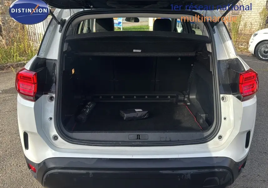 Vue arrière ouverte du Citroën C5 Aircross blanc nacré 2020, coffre spacieux avec cache-bagages déployé.