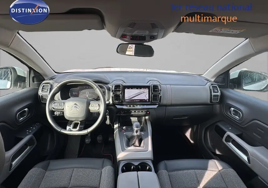 Vue intérieure avant du Citroën C5 Aircross blanc nacré 2020, tableau de bord et volant multifonction visibles.