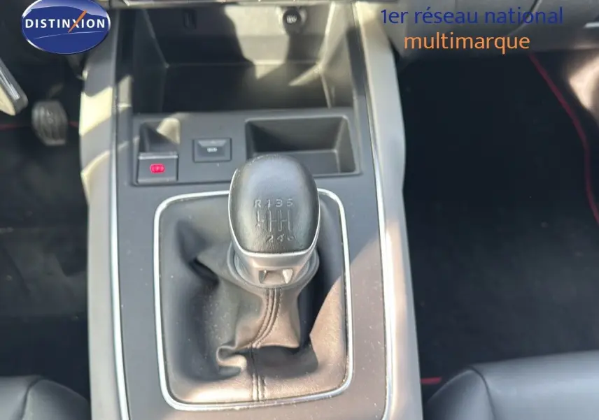 Le levier de vitesses manuel noir du Citroën C5 Aircross PureTech 130ch, vu de dessus dans l'habitacle.