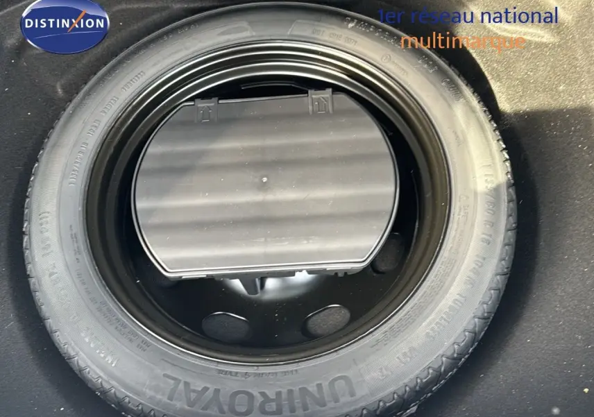 Pneu de secours noir UniRoyal dans le coffre d'une Citroën C5 Aircross blanc nacré 2020.