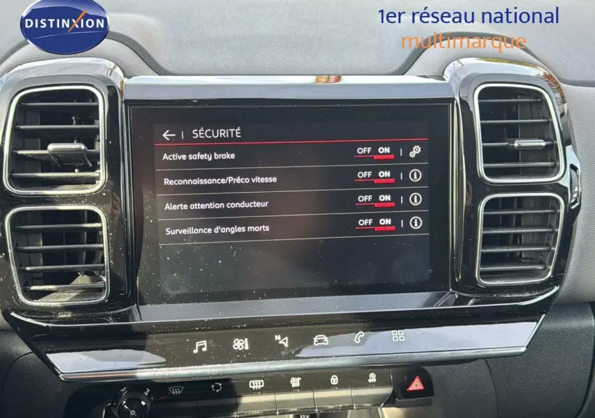 Écran tactile central affichant les options de sécurité du tableau de bord du Citroën C5 Aircross blanc nacré, version Feel.