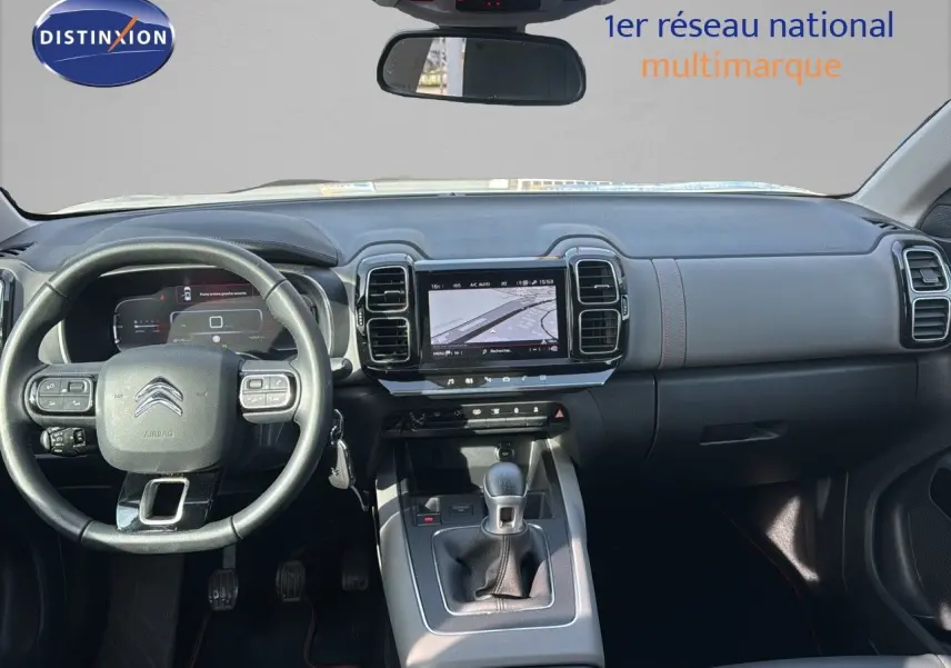 Intérieur du Citroën C5 Aircross blanc nacré 2020, vue frontale du tableau de bord avec écran tactile et volant multifonction.