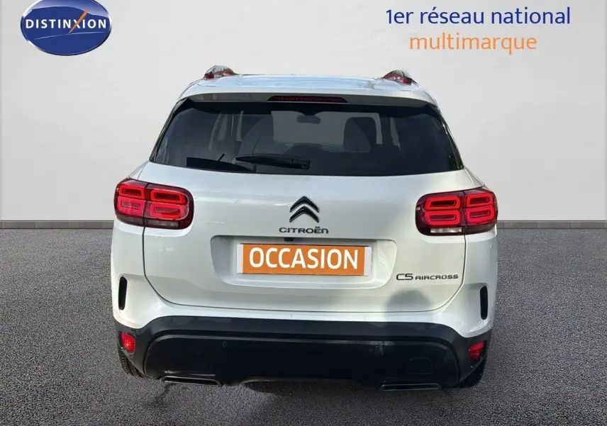 Vue arrière d'un Citroën C5 Aircross blanc nacré avec feux arrière rouges et plaque d'immatriculation "OCCASION" visible.